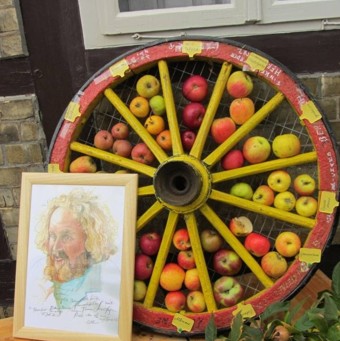 Wagenrad mit Äpfel zum Äppelfest ZeitRäume Bodenstedt